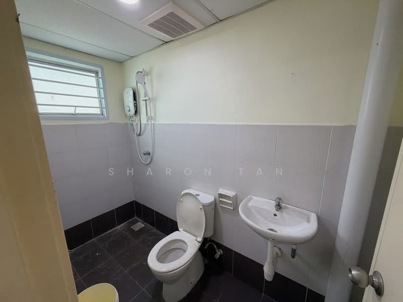 Kedai / Pejabat untuk Disewa di Taman Molek (Johor Bahru) - Sharon Tan - Bathroom - PropertyGuru.com.my
