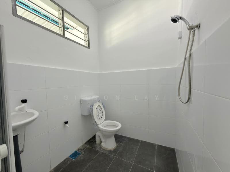 1-storey Terraced House for Sale in Taman Puteri (Kluang) - Gipson Lay - Bathroom - PropertyGuru.com.my
