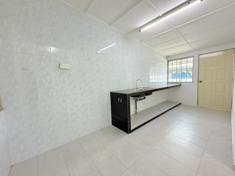 1-storey Terraced House for Sale in Taman Puteri (Kluang) - Gipson Lay - Kitchen - PropertyGuru.com.my