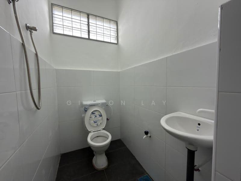 1-storey Terraced House for Sale in Taman Puteri (Kluang) - Gipson Lay - Bathroom - PropertyGuru.com.my