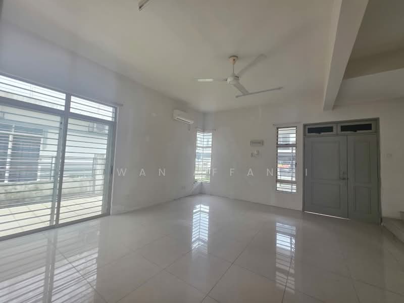 Rumah Kluster untuk Dijual di Bandar Saujana Putra (Tanjong Duabelas) - Irwan Affandi - Living Room - PropertyGuru.com.my