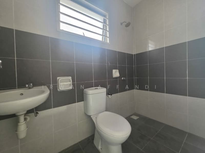 Rumah Kluster untuk Dijual di Bandar Saujana Putra (Tanjong Duabelas) - Irwan Affandi - Bathroom - PropertyGuru.com.my