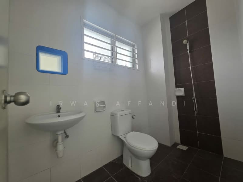 Rumah Kluster untuk Dijual di Bandar Saujana Putra (Tanjong Duabelas) - Irwan Affandi - Bathroom - PropertyGuru.com.my