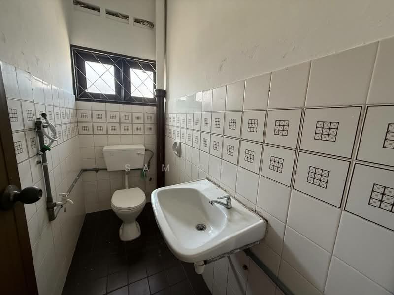 Rumah Teres 2 Tingkat untuk Dijual di Taman Suria (Johor Bahru) - Sam Chai - Bathroom - PropertyGuru.com.my