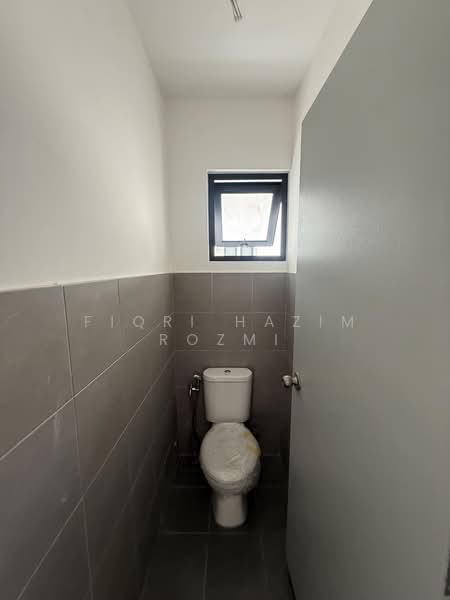 Kedai / Pejabat untuk Disewa di Semenyih (Selangor) - Fiqri Hazim Rozmi - Bathroom - PropertyGuru.com.my
