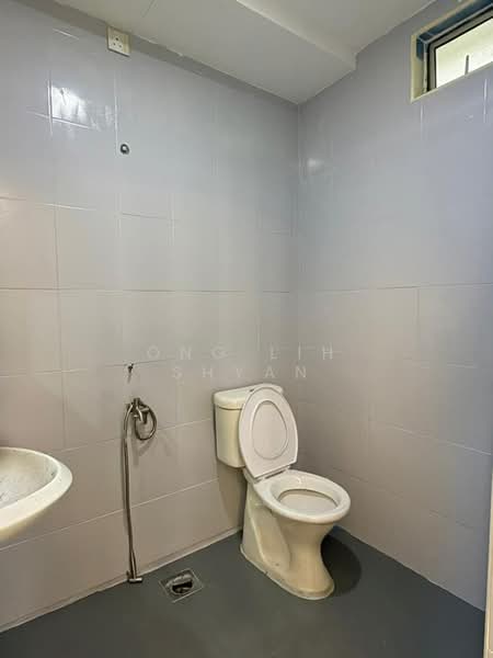 Rumah Flat untuk Dijual di Flat Taman Ungku Tun Aminah - Ong Lih Shyan - Bathroom - PropertyGuru.com.my