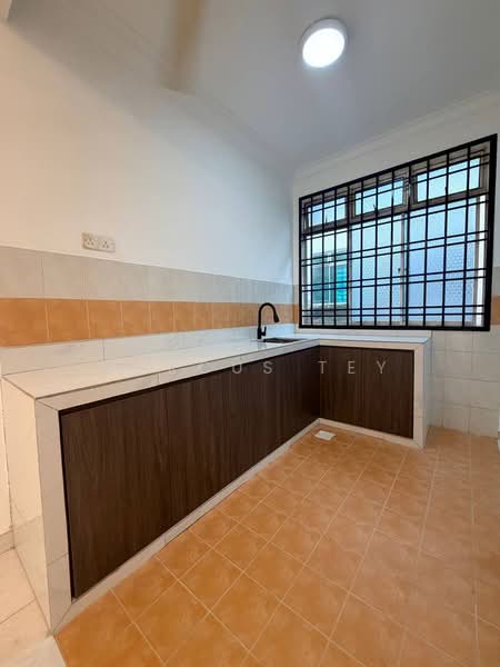 Rumah Teres 2 Tingkat untuk Dijual di Taman Bestari Indah (Ulu Tiram) - Marcus Tey - Kitchen - PropertyGuru.com.my