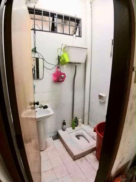 Semi-Detached House for Sale in Taman Johor Jaya (Johor Bahru) - Pauline Ng - Bathroom - PropertyGuru.com.my