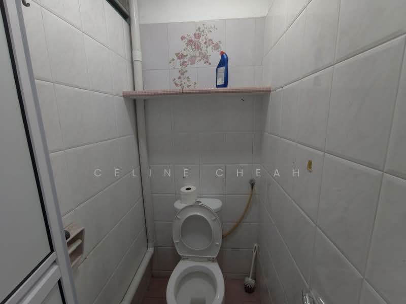 Rumah Teres 1 Tingkat untuk Disewa di Sungai Nipah (Sungai Dua) - Celine Cheah - Bathroom - PropertyGuru.com.my
