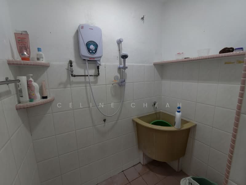 Rumah Teres 1 Tingkat untuk Disewa di Sungai Nipah (Sungai Dua) - Celine Cheah - Bathroom - PropertyGuru.com.my