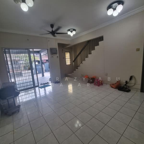 2-storey Terraced House for Sale in TAMAN PUCHONG UTAMA (Puchong) - Fakurazy Abu Bakar - Living Room - PropertyGuru.com.my
