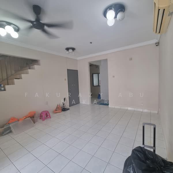 2-storey Terraced House for Sale in TAMAN PUCHONG UTAMA (Puchong) - Fakurazy Abu Bakar - Living Room - PropertyGuru.com.my