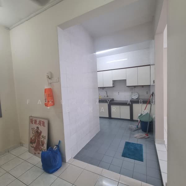 2-storey Terraced House for Sale in TAMAN PUCHONG UTAMA (Puchong) - Fakurazy Abu Bakar - Kitchen - PropertyGuru.com.my