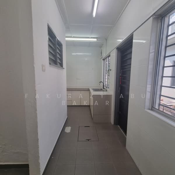 2-storey Terraced House for Sale in TAMAN PUCHONG UTAMA (Puchong) - Fakurazy Abu Bakar - Kitchen - PropertyGuru.com.my