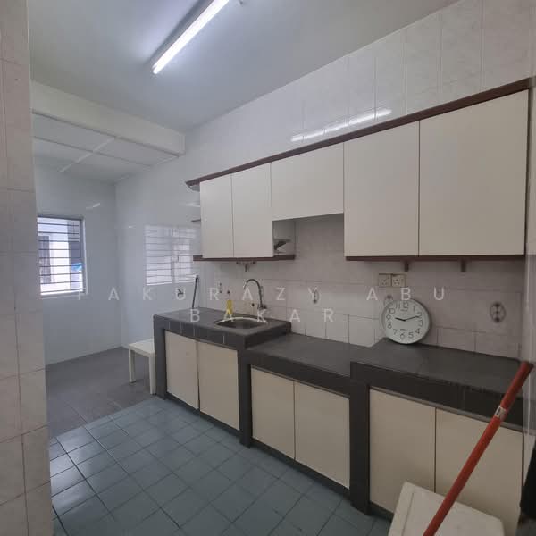 2-storey Terraced House for Sale in TAMAN PUCHONG UTAMA (Puchong) - Fakurazy Abu Bakar - Kitchen - PropertyGuru.com.my