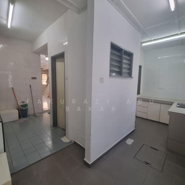 2-storey Terraced House for Sale in TAMAN PUCHONG UTAMA (Puchong) - Fakurazy Abu Bakar - Kitchen - PropertyGuru.com.my
