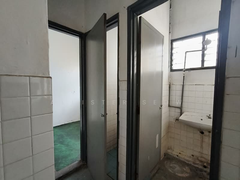 Rumah Teres 1 Tingkat untuk Disewa di Taman Sri Muda (Shah Alam) - Allister Seow - Bathroom - PropertyGuru.com.my