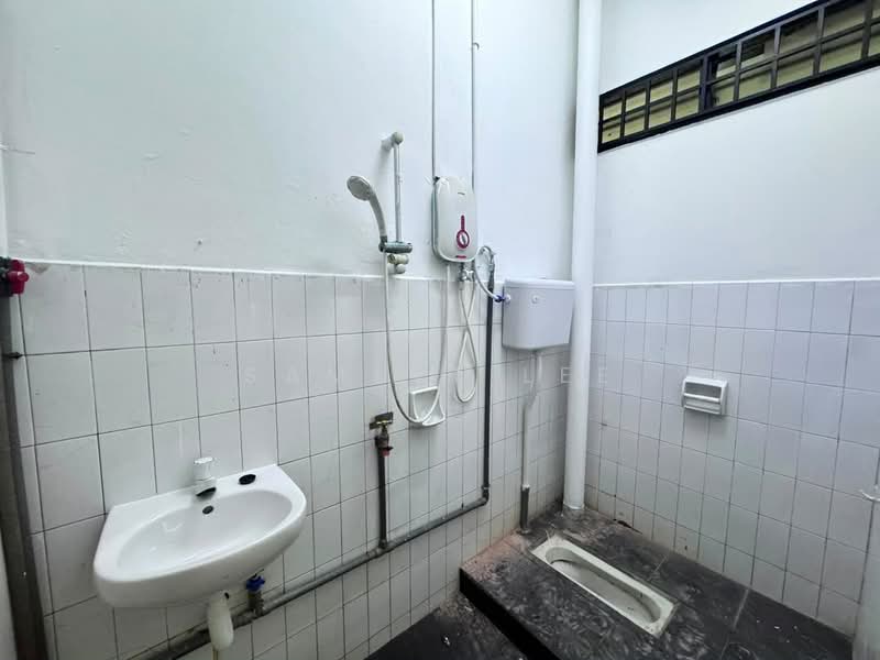 Rumah Teres 1 Tingkat untuk Disewa di Taman Perling (Perling) - Samuel Lee - Bathroom - PropertyGuru.com.my