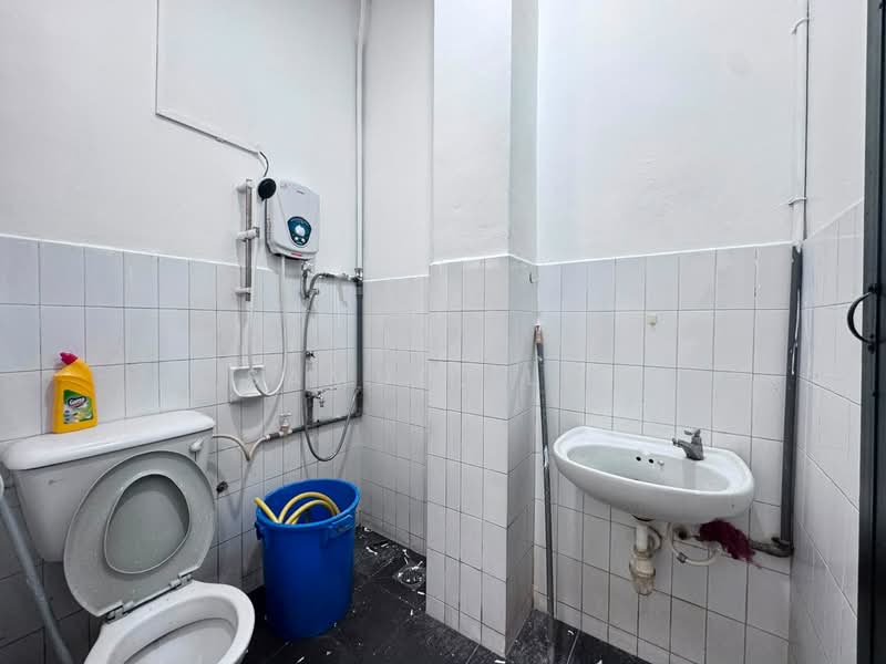Rumah Teres 1 Tingkat untuk Disewa di Taman Perling (Perling) - Samuel Lee - Bathroom - PropertyGuru.com.my