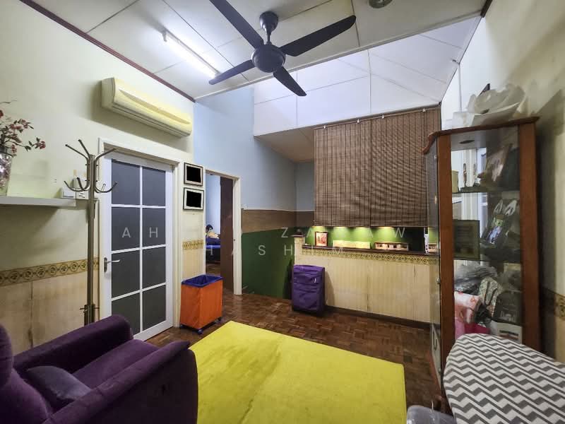 Rumah Teres 2 Tingkat untuk Dijual di Usj 17 (Subang Jaya) - Ahmad Zawawi Hashim - Living Room - PropertyGuru.com.my