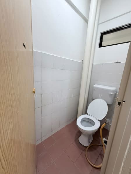 Rumah Flat untuk Dijual di Taman Plentong Utama - Hui Hui Lim - Bathroom - PropertyGuru.com.my
