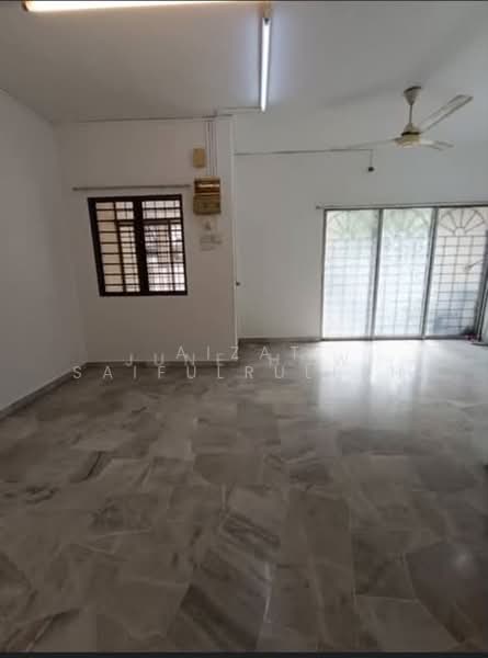 Rumah Teres 2 Tingkat untuk Dijual di SS 25, Taman Megah Emas (Petaling Jaya) - Aizat Saifulrullah - Living Room - PropertyGuru.com.my