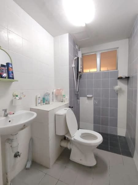 Pangsapuri untuk Disewa di Seri Intan Apartment - Shue Tan - Bathroom - PropertyGuru.com.my