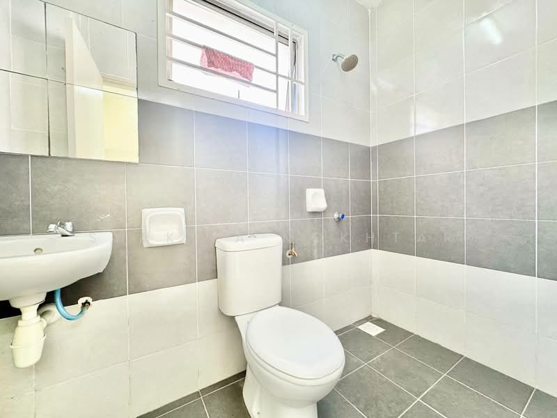 Semi-Detached House for Rent in Bandar Saujana Putra (Tanjong Duabelas) - Syakila Mokhtar - Bathroom - PropertyGuru.com.my