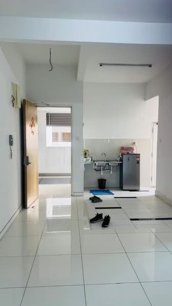 Service Residence for Sale at Skypod Residence - Jeffrey Lau - Kitchen - PropertyGuru.com.my