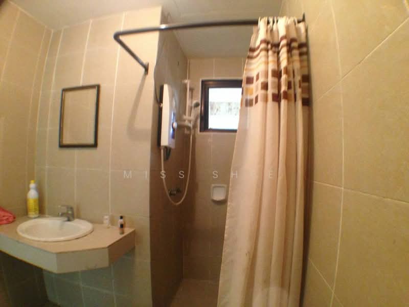 Pangsapuri untuk Dijual di Larkin Residence - Miss Shee - Bathroom - PropertyGuru.com.my