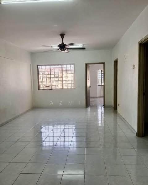 Pangsapuri untuk Dijual di Pangsapuri Subang Suria - Azmi . - Living Room - PropertyGuru.com.my