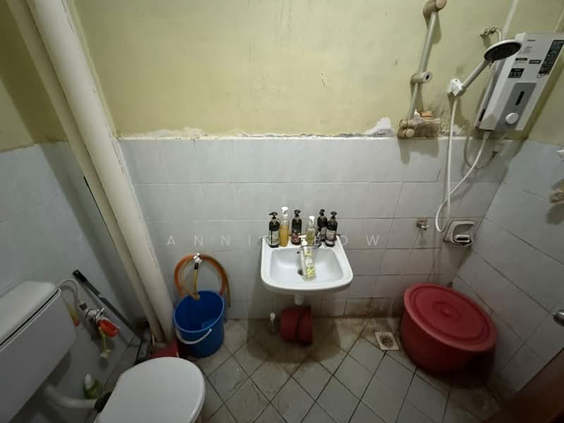Rumah Flat untuk Dijual di Skudai Baru - Annie Low - Bathroom - PropertyGuru.com.my