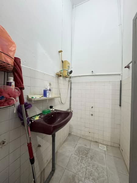 Rumah Teres 1 Tingkat untuk Dijual di Taman Johor Jaya (Johor Bahru) - Ee Fong Toh - Bathroom - PropertyGuru.com.my