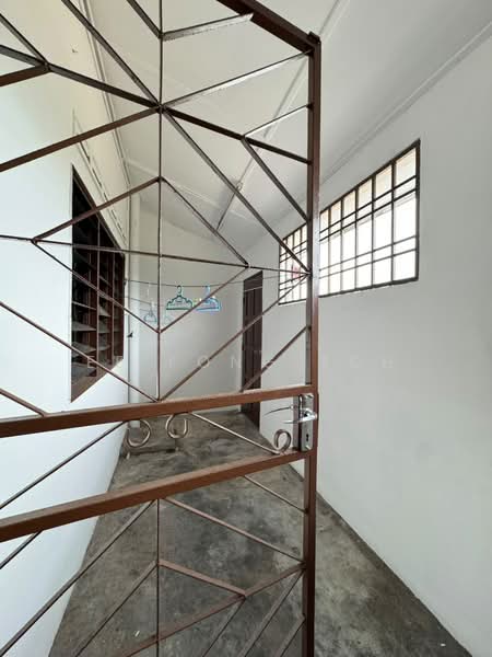 Rumah Teres 1 Tingkat untuk Dijual di Taman Johor Jaya (Johor Bahru) - Ee Fong Toh - Corridor - PropertyGuru.com.my