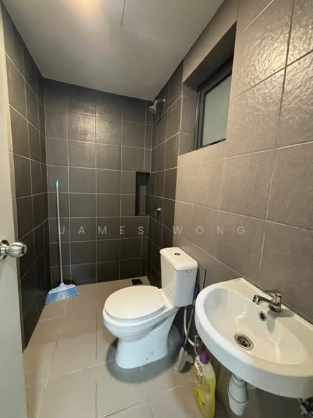 Kondominium untuk Disewa di Sky Awani Residensi 4 - James Wong - Bathroom - PropertyGuru.com.my
