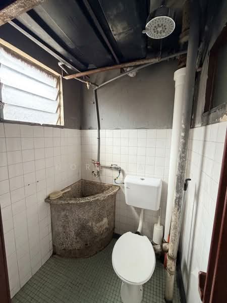 Flat for Sale at Flat PKNS Seksyen 8 - Norlela . - Bathroom - PropertyGuru.com.my