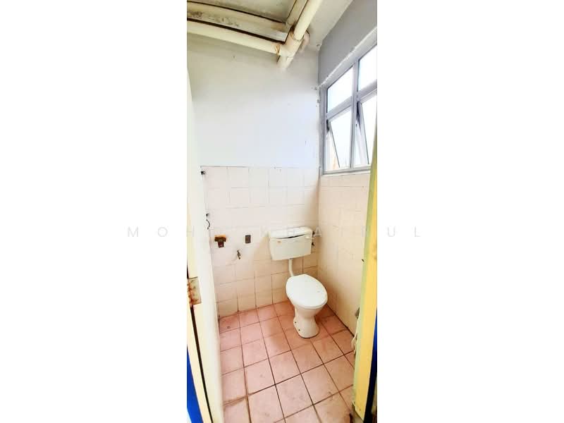 Flat for Sale at Desa Mentari Flat (Block 1) - Mohd Khairul Amilin - Bathroom - PropertyGuru.com.my