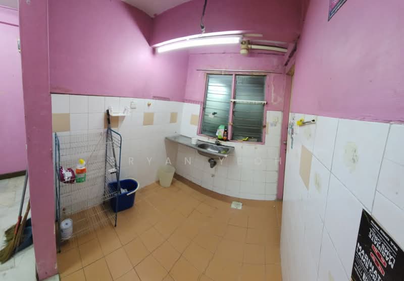 Rumah Flat untuk Dijual di Flat PKNS Section 7 - Bryan Yeoh - Kitchen - PropertyGuru.com.my