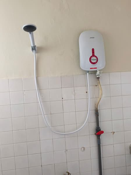 Rumah Flat untuk Disewa di Taman Connaught Flat (High Rise) - Cholian Lim - Bathroom with new water heater - PropertyGuru.com.my
