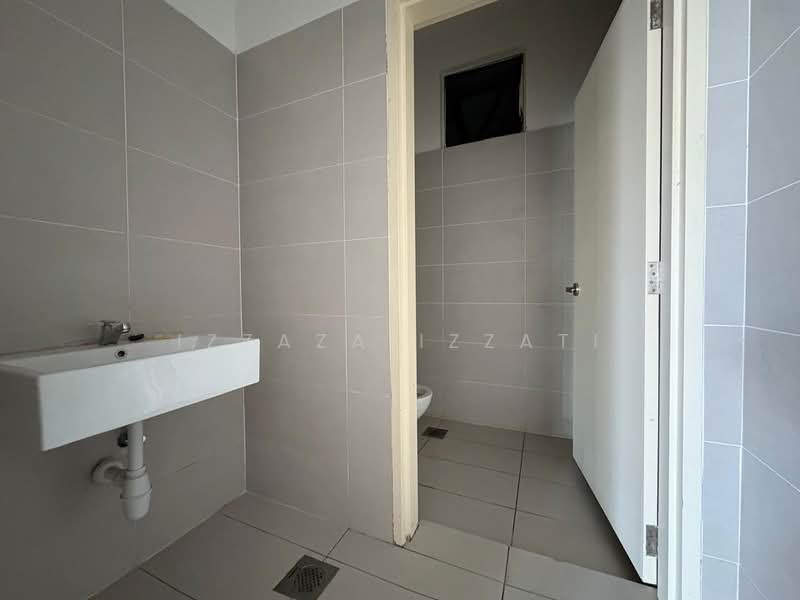 Rumah Niaga untuk Disewa di Bukit Jelutong (Shah Alam) - Izzaza Izzati - Bathroom - PropertyGuru.com.my