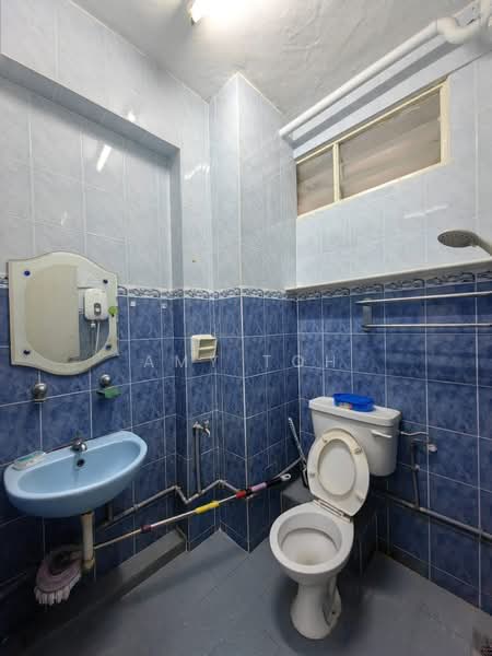 Pangsapuri untuk Disewa di Desa Permai Indah Apartment - Amy Toh - Bathroom - PropertyGuru.com.my