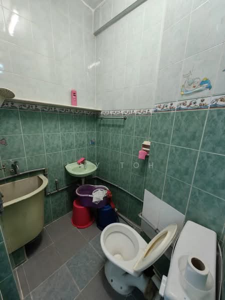 Pangsapuri untuk Disewa di Desa Permai Indah Apartment - Amy Toh - Bathroom - PropertyGuru.com.my