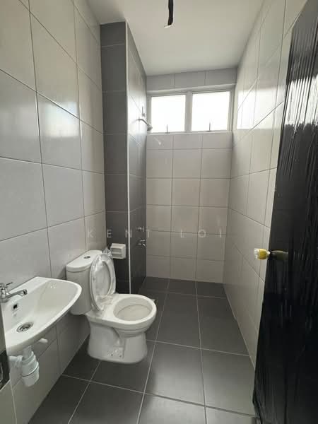 Rumah Teres 2 Tingkat untuk Disewa di Bandar Putra (Kulai) - Kent Loi - Bathroom - PropertyGuru.com.my