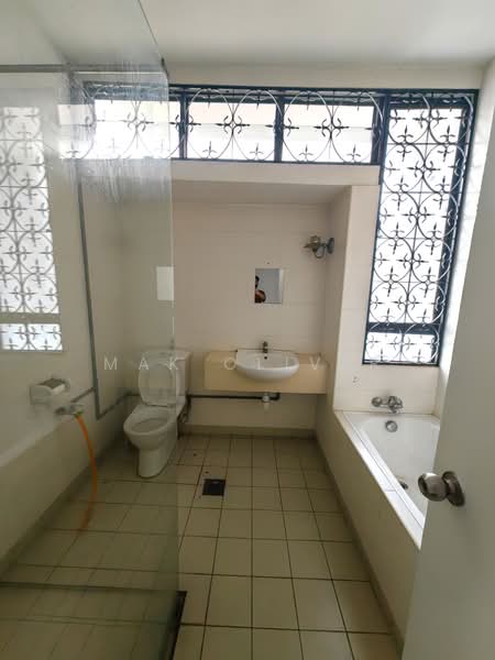 3-storey Terraced House for Sale in Taman Esplanad (Bukit Jalil) - Mak Oliver - Bathroom - PropertyGuru.com.my