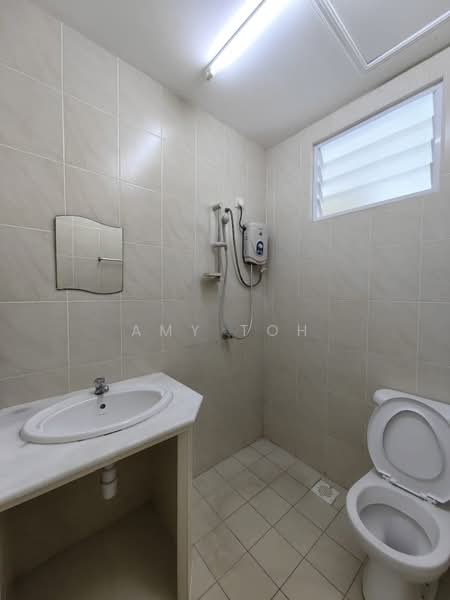 Kondominium untuk Disewa di Desa Airmas Condominium - Amy Toh - Bathroom - PropertyGuru.com.my