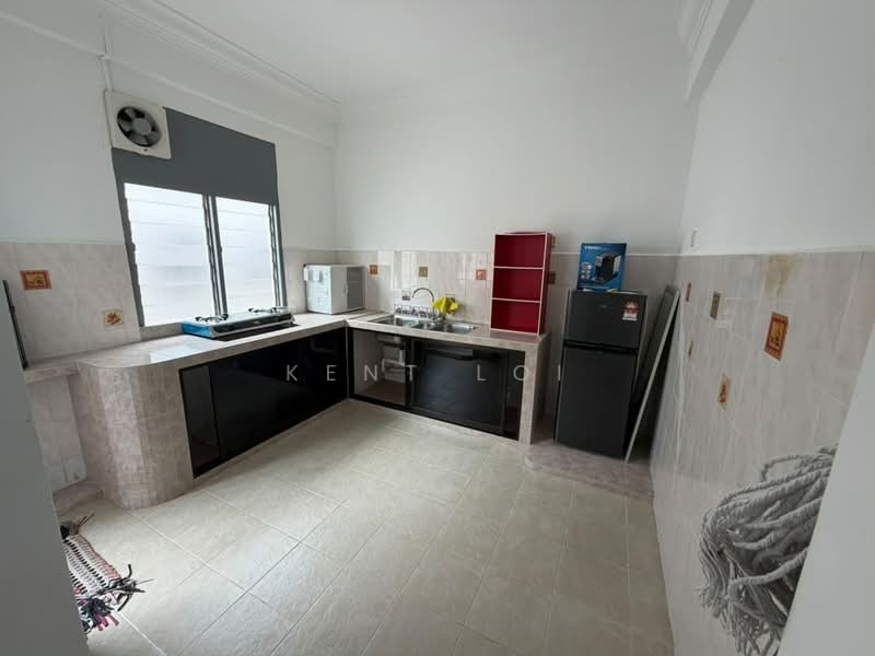 Semi-Detached House for Rent in Senibong (Permas Jaya) - Kent Loi - Kitchen - PropertyGuru.com.my