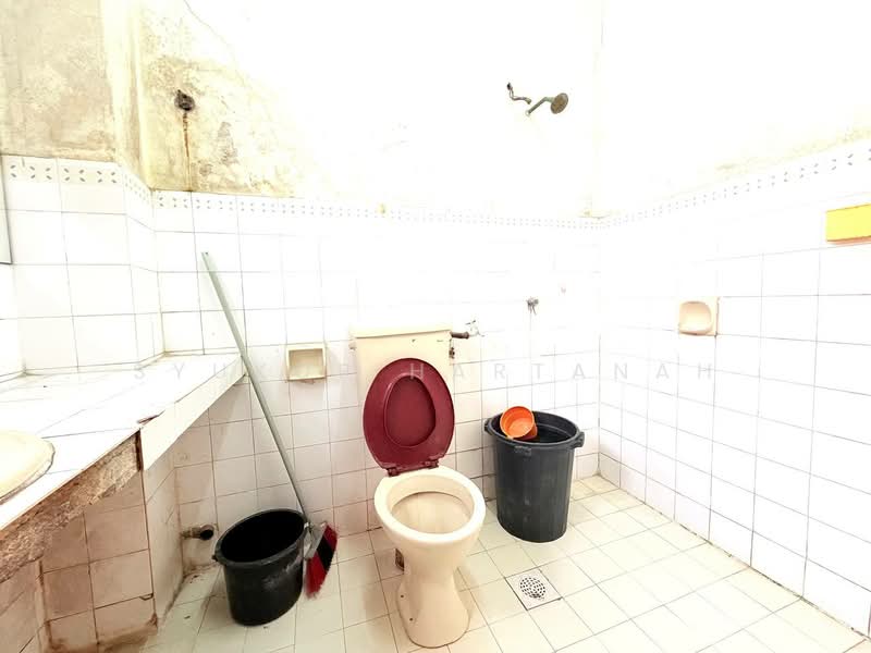 2-storey Terraced House for Sale in Subang Jaya (Selangor) - Syukor Hartanah - Bathroom - PropertyGuru.com.my
