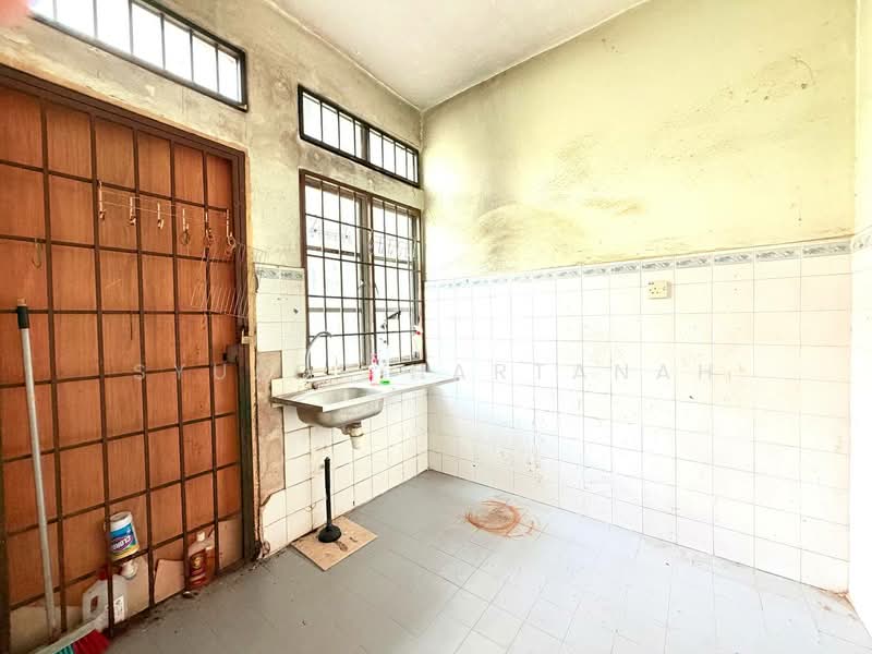 2-storey Terraced House for Sale in Subang Jaya (Selangor) - Syukor Hartanah - Kitchen - PropertyGuru.com.my