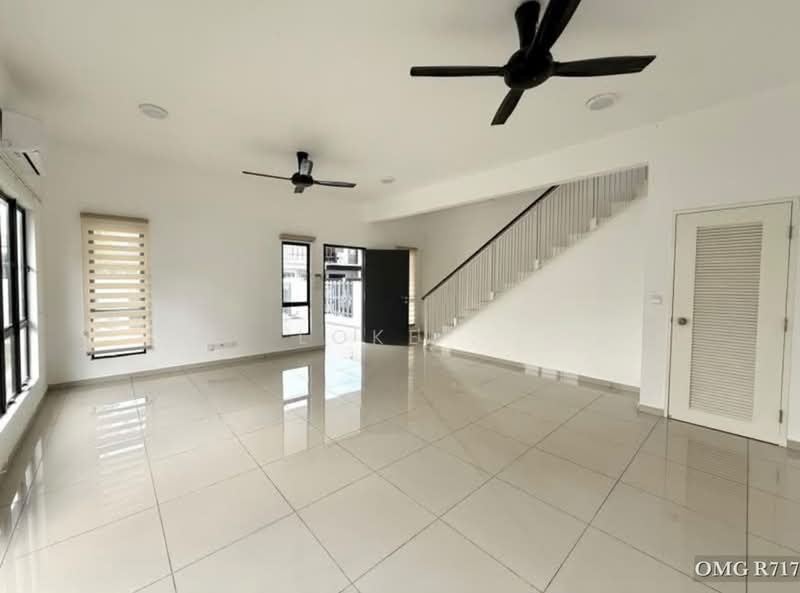 Rumah Teres 2 Tingkat untuk Disewa di Setia Utama (Setia Alam) - Loke . - Living Room - PropertyGuru.com.my