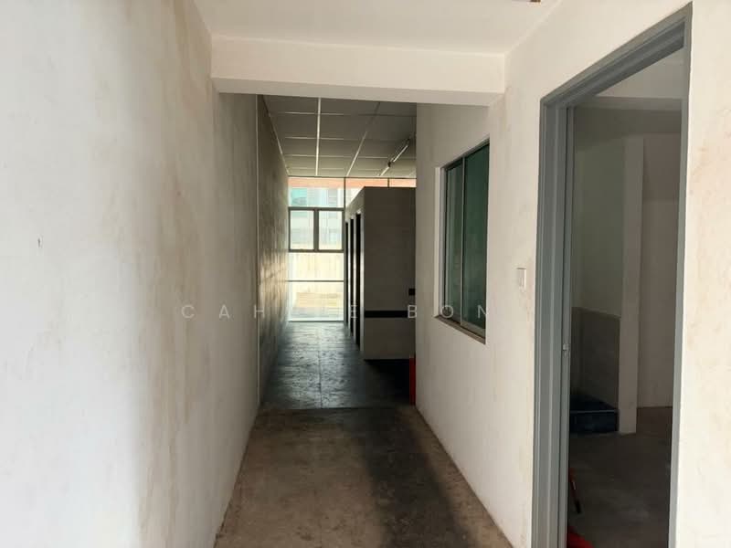 Factory for Rent in Taman Desa Cemerlang (Ulu Tiram) - Cahrie Bong - Corridor - PropertyGuru.com.my